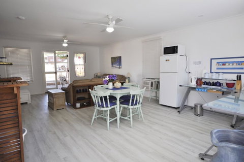 Retro Beach Flat - Sunshine Coast Tourism 10
