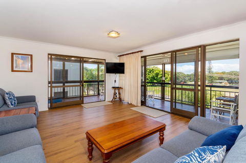 Spacious Unit Overlooking Moreton Bay - Boyd St, Woorim - Sunshine Coast Tourism 11