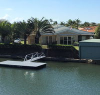 Ground floor family unit on the canal with free WIFI - Holiday Sunshine Coast