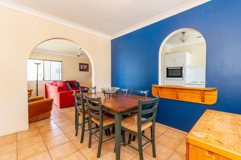 Fantastic Views From This Top Floor Unit! - Holiday Sunshine Coast 2