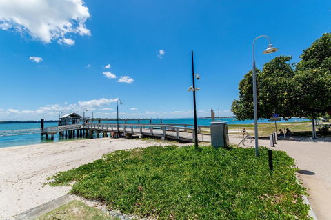 Waterfront Views From Private Rooftop Balcony - Bayview South Esp, Bongaree - Holiday Sunshine Coast 10