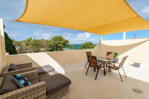 Waterfront Views From Private Rooftop Balcony - Bayview South Esp, Bongaree - Holiday Sunshine Coast 12