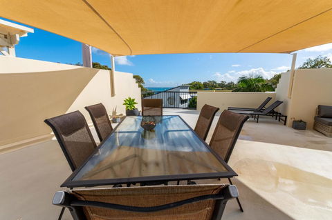 Waterfront Views From Private Rooftop Balcony - Bayview South Esp, Bongaree - Holiday Sunshine Coast 9