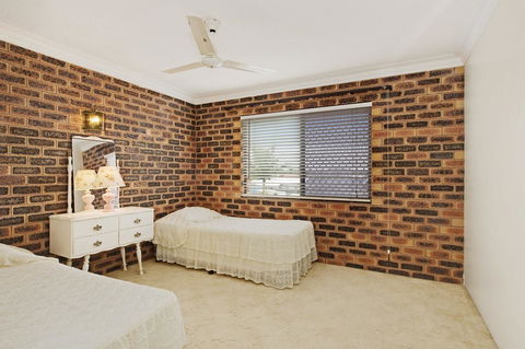 Huge Top Floor Unit Across The Road....Waterfront!! - Holiday Sunshine Coast 10