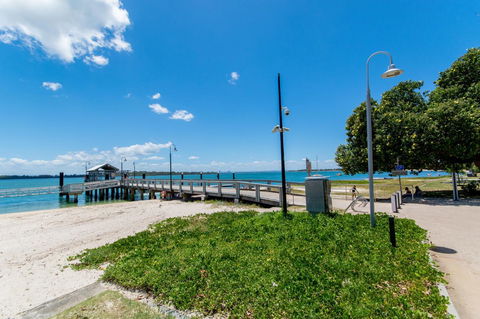 Huge Top Floor Unit Across The Road....Waterfront!! - Holiday Sunshine Coast 5