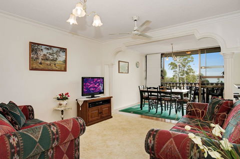 Huge Top Floor Unit Across The Road....Waterfront!! - Holiday Sunshine Coast 3
