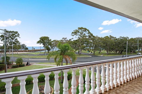 Huge Top Floor Unit Across The Road....Waterfront!! - Holiday Sunshine Coast 14