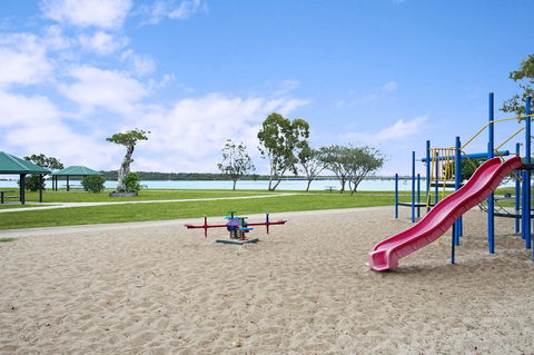 Huge Top Floor Unit Across The Road....Waterfront!! - Holiday Sunshine Coast 8