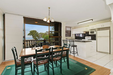 Huge Top Floor Unit Across The Road....Waterfront!! - Holiday Sunshine Coast 4