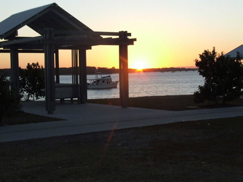 Air Conditioned Unit Stones Throw To The Waterfront. - Holiday Sunshine Coast 1