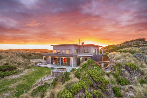 Porky Beach Retreat - King Island Escapes - Sunshine Coast Tourism 0
