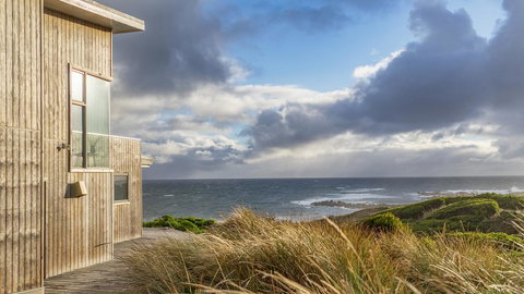 Porky Beach Retreat - King Island Escapes - Sunshine Coast Tourism 24