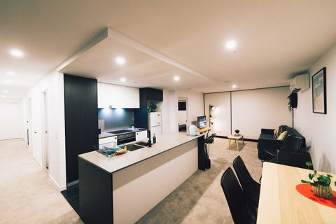 Mid Night Apartment Canberra City Onsite Parking - Sunshine Coast Tourism 1