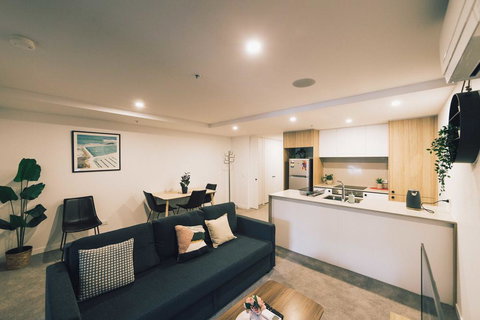 Mid Night Apartment Canberra City Onsite Parking - Sunshine Coast Tourism 3