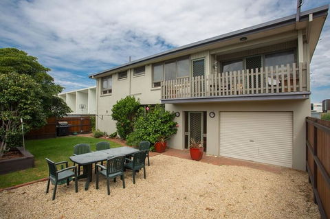 'Banksia 7' Marine Parade - Sunshine Coast Tourism 0