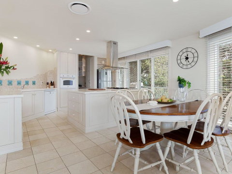 'Baylife Villa' 4a Warruga St - Large Home With WIFI, Netflix, Aircon, Linen & Spectacular Views - Holiday Sunshine Coast 3