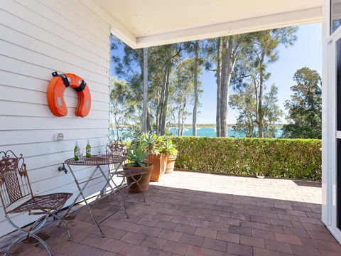 'Corlette Waterfront', 2/44 Danalene Parade - Waterfront Luxury, WIFI, Aircon, Boat Parking - Sunshine Coast Tourism 3
