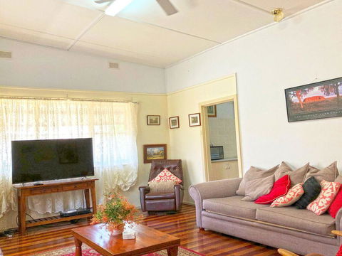 'Daves Place', 27 Rigney St - Holiday House With WIFI, Aircon & Boat Parking - Sunshine Coast Tourism 1