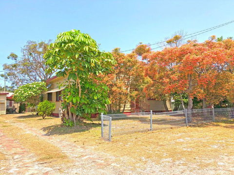'Daves Place', 27 Rigney St - Holiday House With WIFI, Aircon & Boat Parking - Sunshine Coast Tourism 0