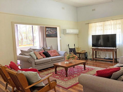 'Daves Place', 27 Rigney St - Holiday House With WIFI, Aircon & Boat Parking - Sunshine Coast Tourism 3