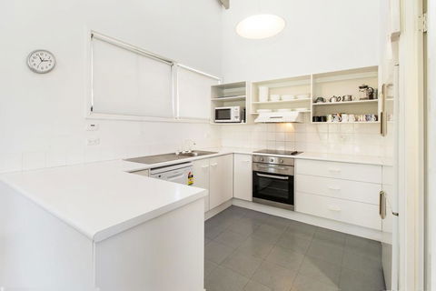 'Matilda' - Spacious & Centrally Located With Great Lake Views - Sunshine Coast Tourism 3