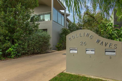 'Rolling Waves 2' On Ocean Drive - Sunshine Coast Tourism 0