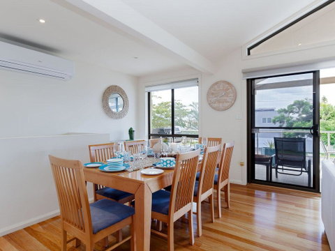 'Sandy Point Haven', 21a Sandy Point Rd - Stylish Haven With WIFI, Air Conditioning & Water Views - Sunshine Coast Tourism 3