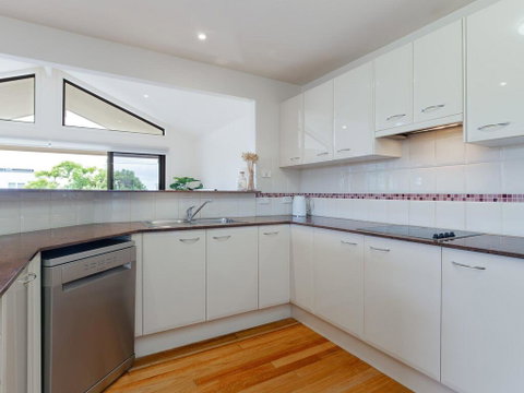 'Sandy Point Haven', 21a Sandy Point Rd - Stylish Haven With WIFI, Air Conditioning & Water Views - Sunshine Coast Tourism 2