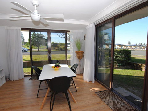 'Time And Tide' 1 - Ground Floor With Water Views - Holiday Sunshine Coast 0
