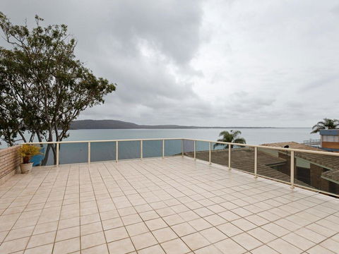 1 'Kooringal', 105 Soldiers Point Road - Waterfront Unit Wth Aircon - Sunshine Coast Tourism 0