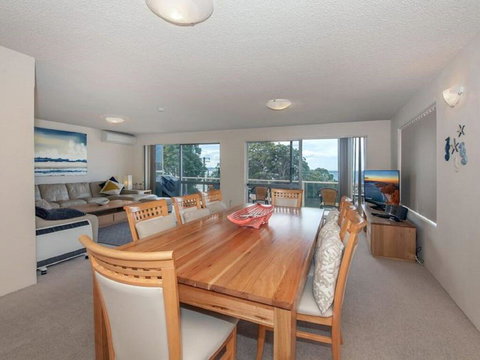 1 'Laman Lodge', 15 Laman Street - Stunning Air Conditioned Unit With Water Views And WIFI - Sunshine Coast Tourism 3