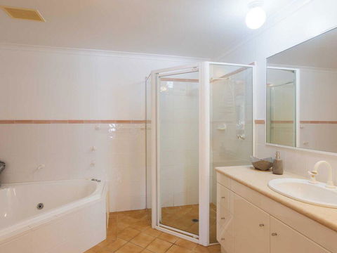 1 'Peninsula Waters', 2-4 Soldiers Point Road - Aircon, Pool & Massive Outdoor Area - Sunshine Coast Tourism 2