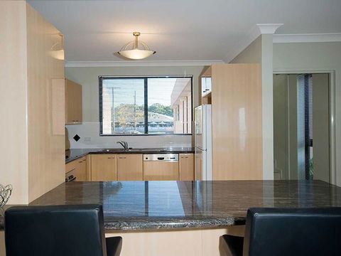 1 'Seaside Splendour' 137 Soldiers Point Road - Beautiful Unit On The Waterfront - Sunshine Coast Tourism 3