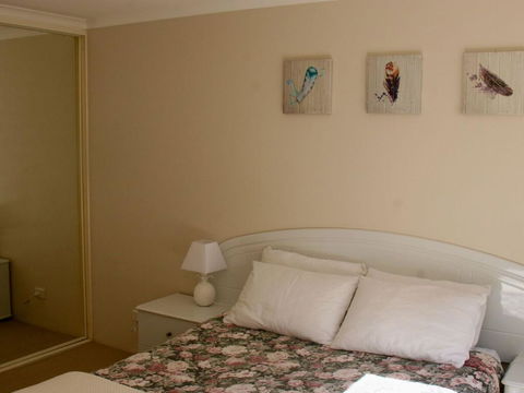 1 'The Clippers' 131 Soldiers Point Road - Fabulous Waterfront Unit - Sunshine Coast Tourism 3