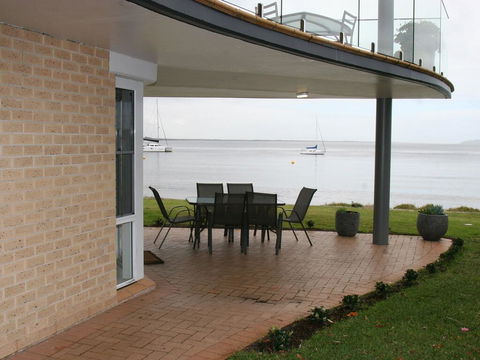 1 'The Clippers' 131 Soldiers Point Road - Fabulous Waterfront Unit - Sunshine Coast Tourism 0