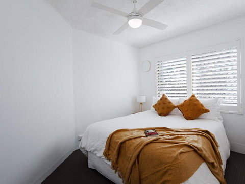 1 'The Poplars' 34 Magnus St - Panoramic Water Views, Pool, Aircon & WIFI - Holiday Sunshine Coast 3