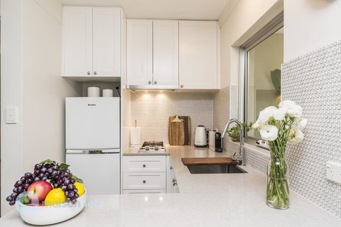 1 Bdrm Manly Beachside Apt With Parking - Holiday Sunshine Coast 1