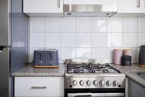 1 Bedroom Apt With Parking Stroll To Elwood Beach - Sunshine Coast Tourism 2