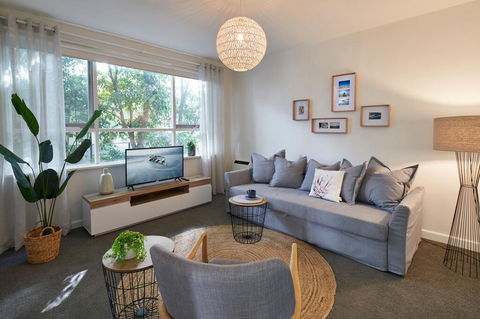 1 Bedroom Apt With Parking Stroll To Elwood Beach - Sunshine Coast Tourism 0