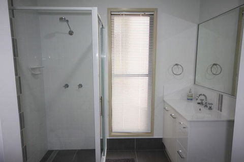 1 Naiad Court - Lowset Family Home With Swimming Pool And Covered Deck. Pet Friendly - Holiday Sunshine Coast 3