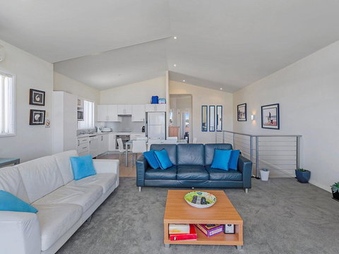 1/32 Ocean Avenue - Three Bedrooms, Three Bathrooms, Air Con, Boat Parking & Water Views - Holiday Sunshine Coast 2