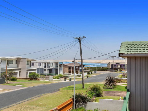 1/32 Ocean Avenue - Three Bedrooms, Three Bathrooms, Air Con, Boat Parking & Water Views - Holiday Sunshine Coast 0