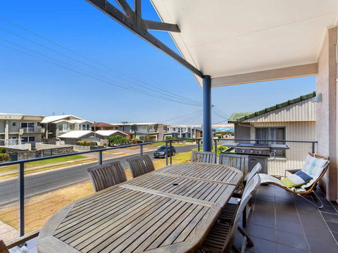 1/32 Ocean Avenue - Three Bedrooms, Three Bathrooms, Air Con, Boat Parking & Water Views - Holiday Sunshine Coast 1