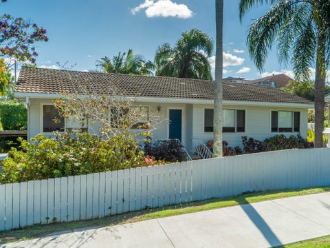 107 First Avenue - Sunshine Coast Tourism 0