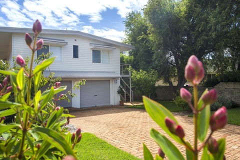 11 Riley St - Stylishly Modern - Sunshine Coast Tourism 0