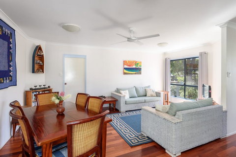 12 Ibis Court - Highset Beach House With Natural Bushland Gardens And Covered Decks - Sunshine Coast Tourism 3