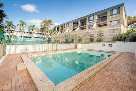 14 'THE DUNES', 38 MARINE DR - LARGE UNIT WITH POOL, TENNIS COURT AND DIRECTLY ACROSS FROM FINGAL - Holiday Sunshine Coast 3