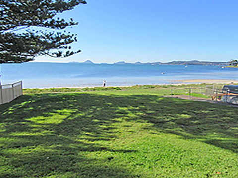 15 'Kanangra', 39 Soldiers Point Road - Fantastic Unit Right On The Water - Sunshine Coast Tourism 0