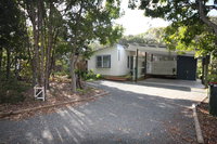 15 Belle Court - Modern architect designed open plan holiday home with outdoor shower