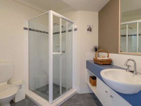16 Pt Lookout Beach Resort - Sunshine Coast Tourism 3